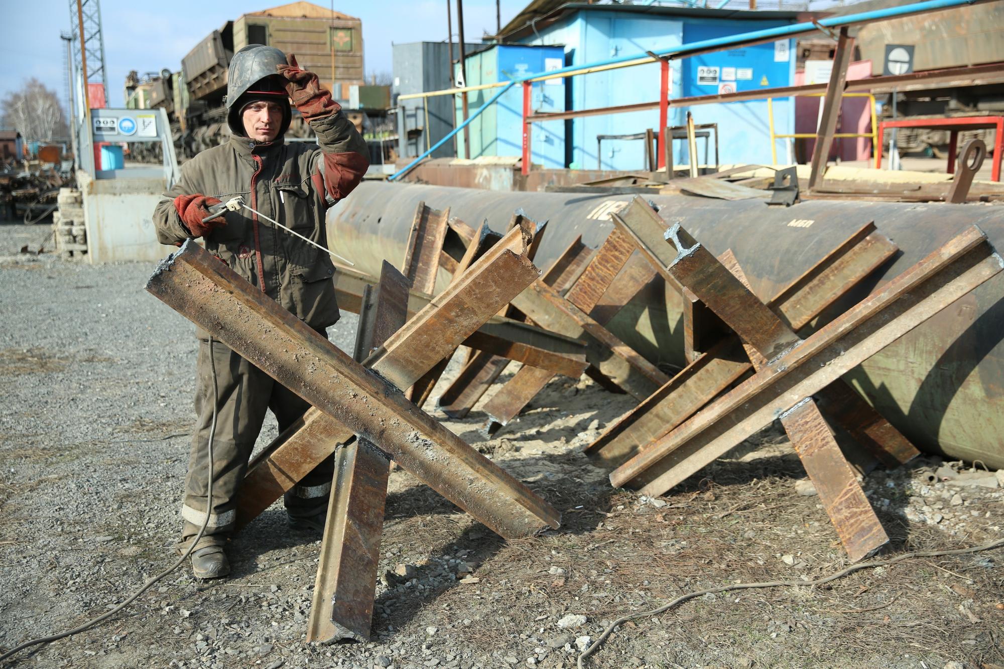 Сталевий фронт. Як Рінат Ахметов поставив бізнес на військові рейки